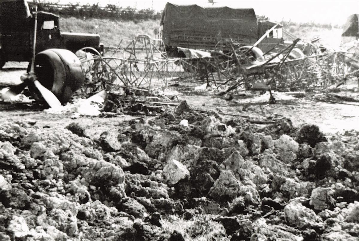 Naam: Foto 80. Wrakken D.XXI Schiphol, -2 kopie.jpg
Bekeken: 1013
Grootte: 192,4 KB