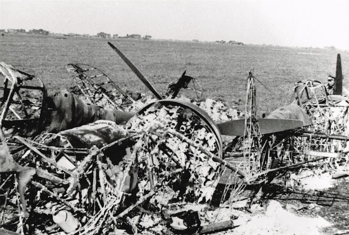 Naam: Foto 81. Wrakken D.XXI Schiphol, kopie.jpg
Bekeken: 972
Grootte: 180,3 KB