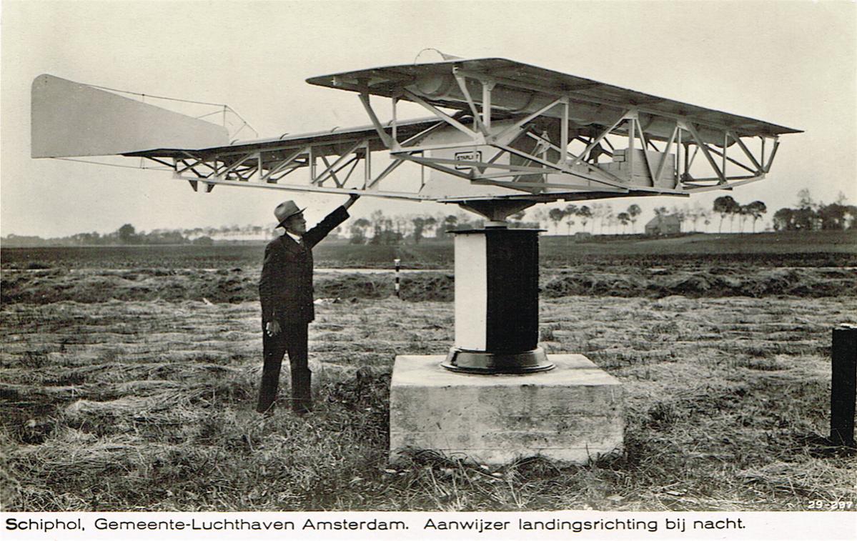 Naam: Kaart 591. Aanwijzer landingsrichting bij nacht, Schiphol, kopie.jpg
Bekeken: 963
Grootte: 174,4 KB