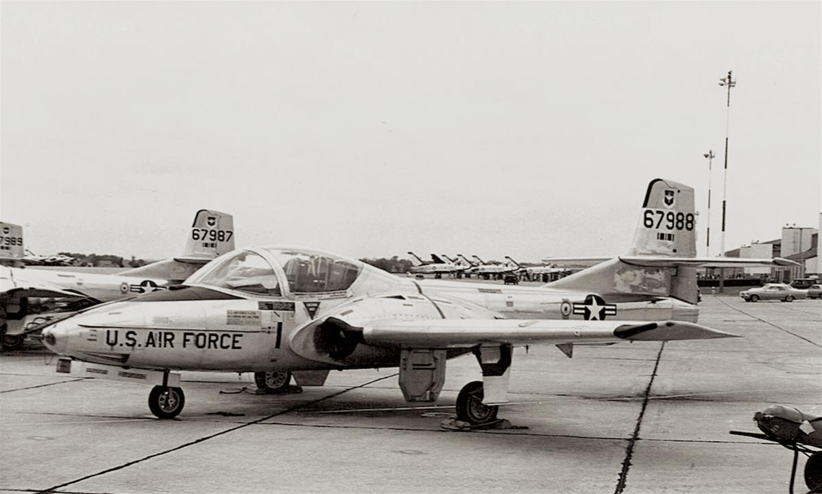 Naam: Foto 356. Cessna T-37B '66-7988' op Randolph AFB, 11 april 1968. 3510th FTW, kopie.jpg
Bekeken: 815
Grootte: 86,4 KB