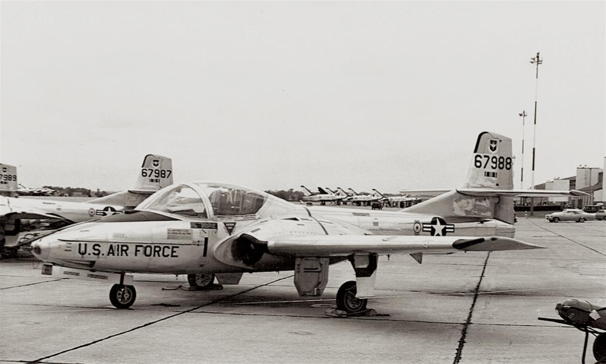 Naam: Foto 356. Cessna T-37B '66-7988' op Randolph AFB, 11 april 1968. 3510th FTW, kopie.jpg
Bekeken: 575
Grootte: 86,4 KB