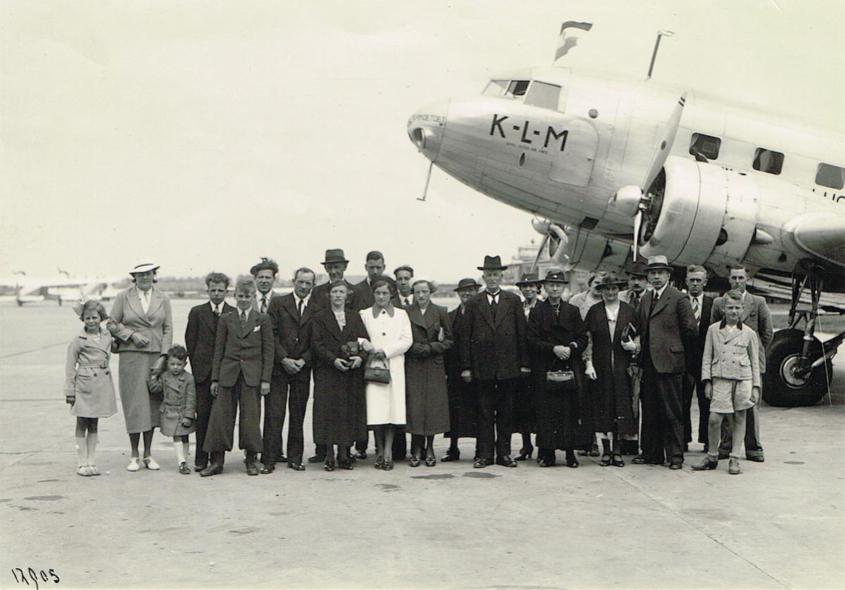 Naam: Foto 137. Douglas DC-2 PH-AKP 'Perkoetoet' met Schiphol bezoekers, kopie.jpg
Bekeken: 1762
Grootte: 116,2 KB