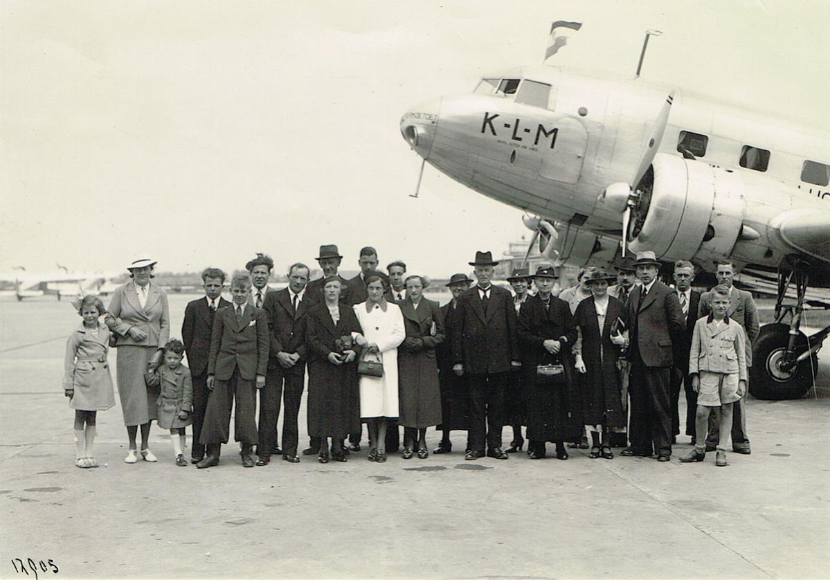 Naam: Foto 137. Douglas DC-2 PH-AKP 'Perkoetoet' met Schiphol bezoekers, kopie.jpg
Bekeken: 1424
Grootte: 116,2 KB