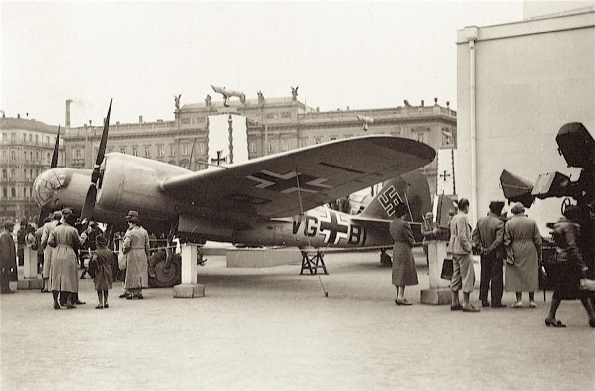 Naam: Foto 341. 'VG+BI'. Avia B-71 (serialnumber B-71.119). Beute, kopie.jpg
Bekeken: 847
Grootte: 109,6 KB