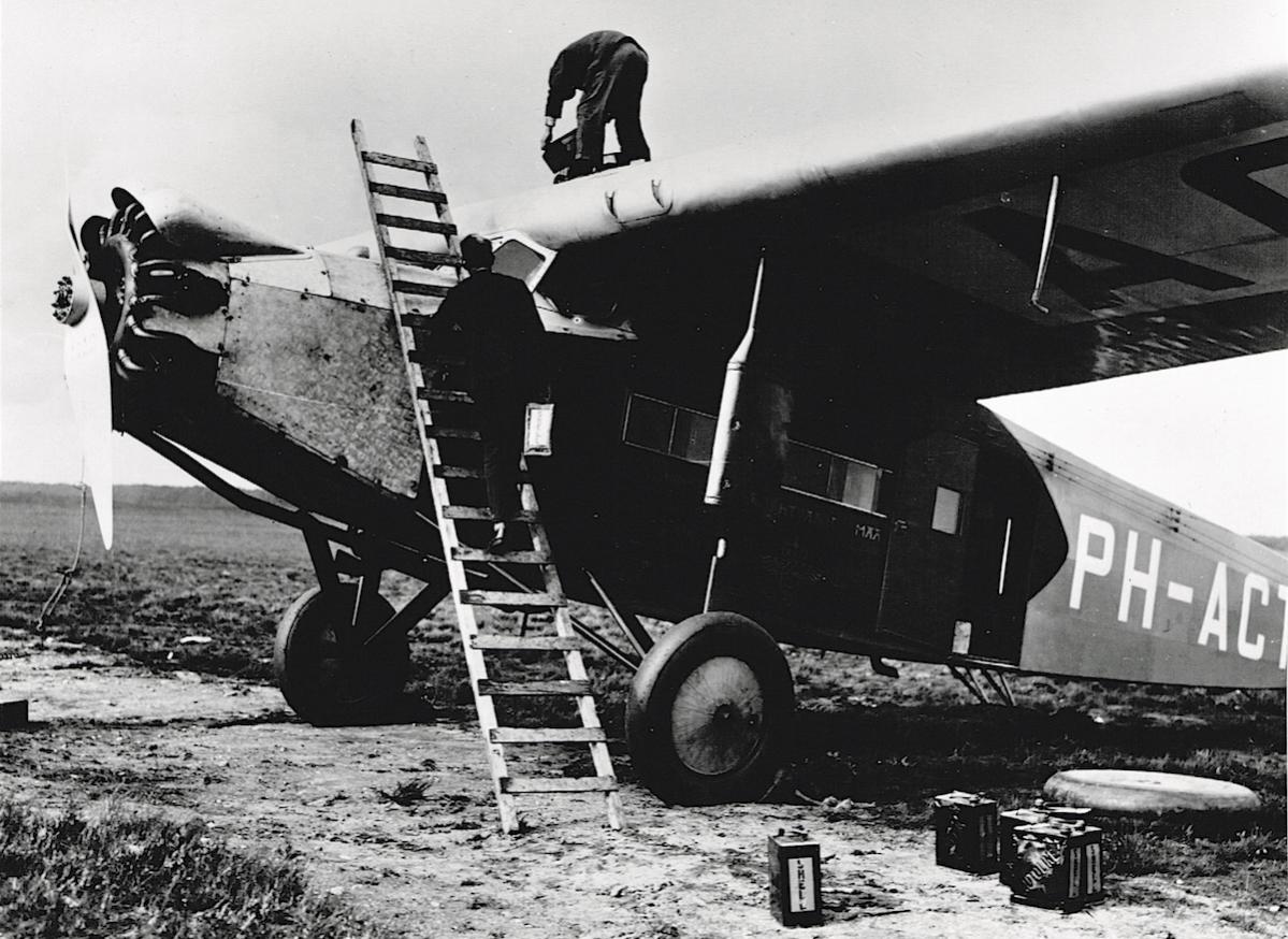 Naam: Foto 141. PH-ACT (H-NACT). Fokker F.VIIa, kopie.jpg
Bekeken: 1138
Grootte: 155,7 KB