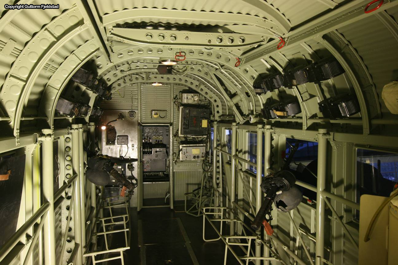 Naam: Ju 52 radiosets in front behind cockpit.jpg
Bekeken: 765
Grootte: 299,1 KB