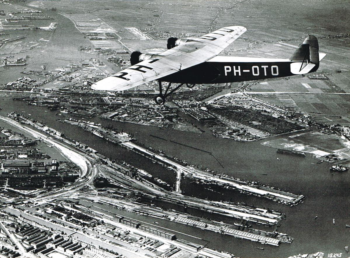 Naam: Foto 144. PH-OTO (H-NAEH, PH-AEH). Fokker F.VIIIa boven Rotterdam, kopie.jpg
Bekeken: 1317
Grootte: 274,1 KB
