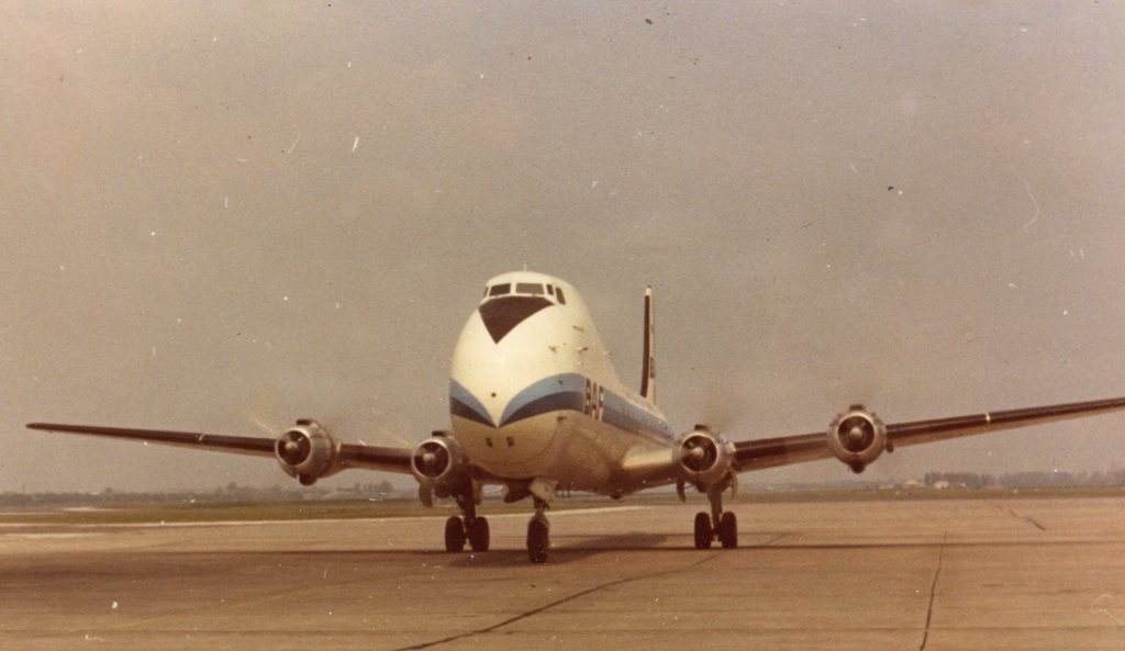 Naam: 'Carvair'van de BAF - Foto Jan Vermeegen Mei 1970.jpg
Bekeken: 1684
Grootte: 84,6 KB