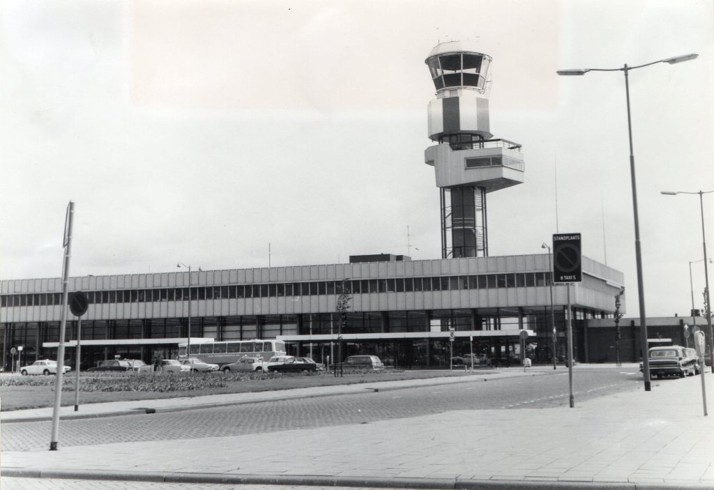 Naam: Zestienhoven Stationsgebouw.jpg
Bekeken: 820
Grootte: 97,2 KB