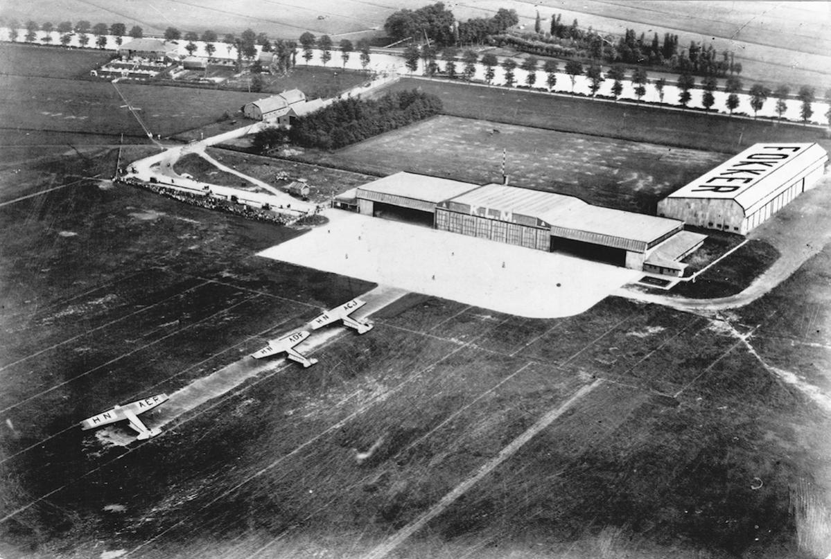 Naam: Foto 147. Luchtfoto Schiphol met H-NAER, H-NADF en H-NACJ, kopie.jpg
Bekeken: 1423
Grootte: 178,3 KB
