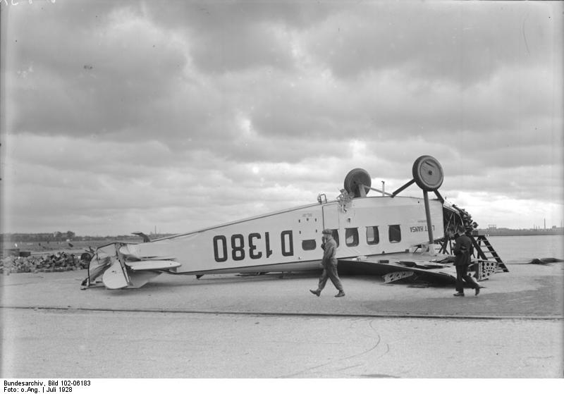 Naam: Foto 221a. D-1380. Bundesarchiv_Bild_102-06183,_Berlin-Tempelhof,_Sturmschden_an_Flugzeug.jpg
Bekeken: 603
Grootte: 41,1 KB