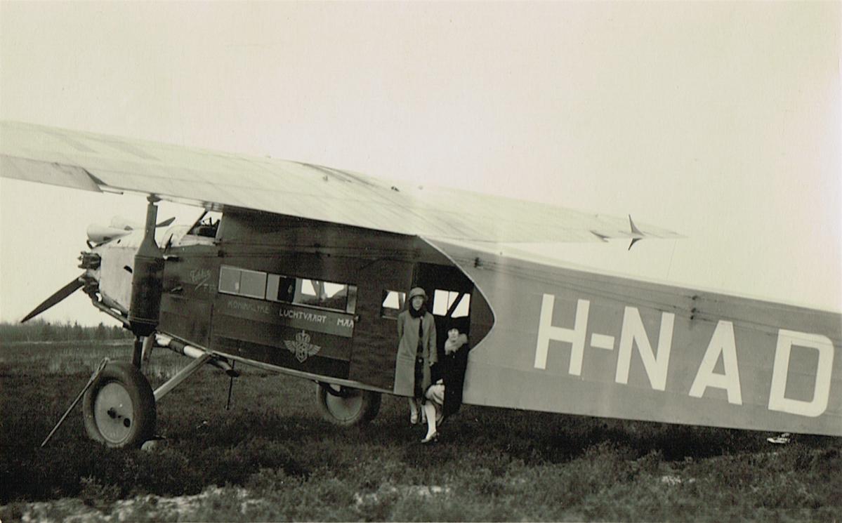 Naam: Kaart 632. H-NADF of H-NADG. Fokker F.VIIa, kopie.jpg
Bekeken: 753
Grootte: 85,8 KB