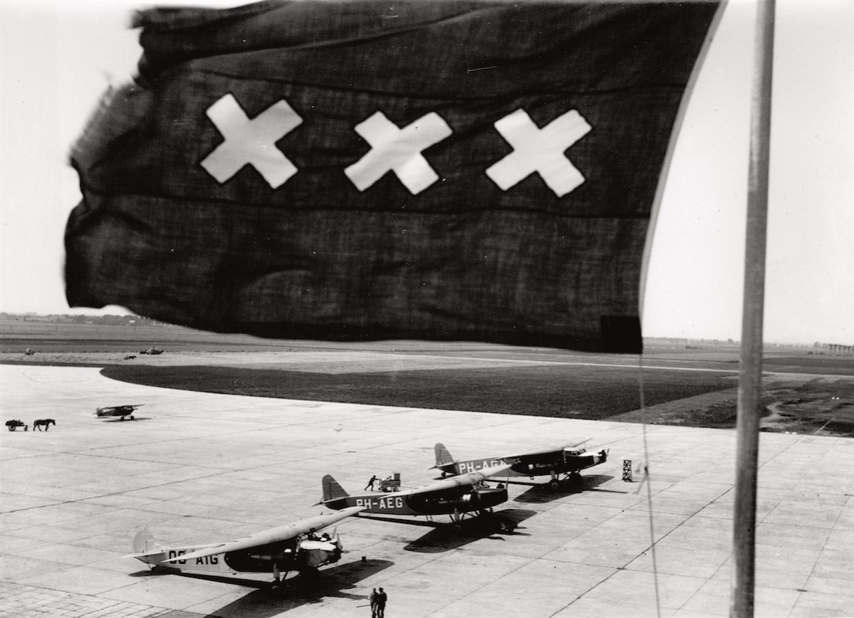 Naam: Foto 149. Schiphol, o.a. PH-AEG en PH-AGA. Paard en wagen te zien op platform, kopie.jpg
Bekeken: 1374
Grootte: 114,4 KB