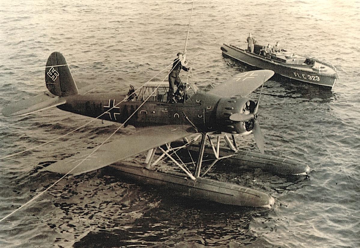 Naam: Foto 354. '6W+AN'. Arado Ar 196 aan de haak van zware kruiser Admiral Hipper, kopie.jpg
Bekeken: 1202
Grootte: 192,7 KB