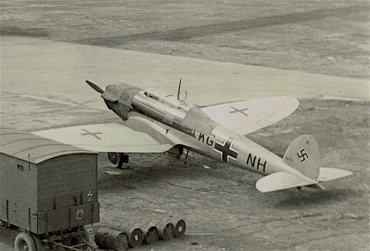 Naam: Foto 355. 'KG+NH'. Heinkel He 70 (I.:JG 21, II.:JG 53), kopie.jpg
Bekeken: 1121
Grootte: 138,8 KB