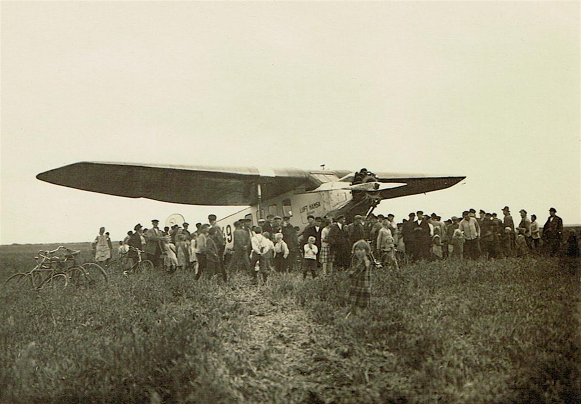 Naam: Foto 225. D-1149. Focke-Wulf A.17 op het eiland Borkum, 1929, kopie.jpg
Bekeken: 503
Grootte: 120,5 KB