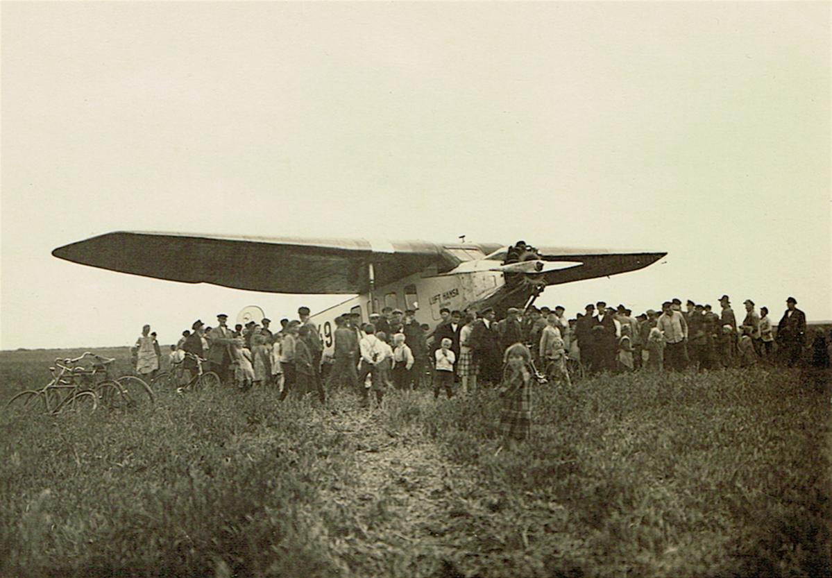 Naam: Foto 225. D-1149. Focke-Wulf A.17 op het eiland Borkum, 1929, kopie.jpg
Bekeken: 632
Grootte: 120,5 KB