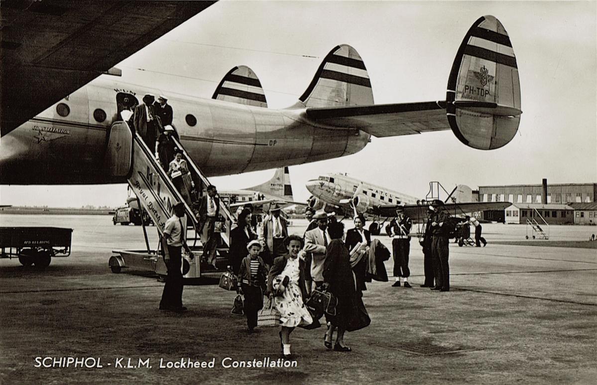 Naam: Kaart 638. PH-TDP (PH-LDP) 'Rotterdam'. Lockheed Constellation L-749. Uitstappers achterdeur, ko.jpg
Bekeken: 1034
Grootte: 150,9 KB