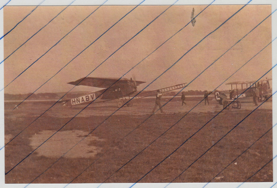 Naam: Foto Flugzeug KLM Fokker F.III H-NABV & DH 6 G-EBEN Croyden avion aircraft.jpg
Bekeken: 552
Grootte: 112,1 KB