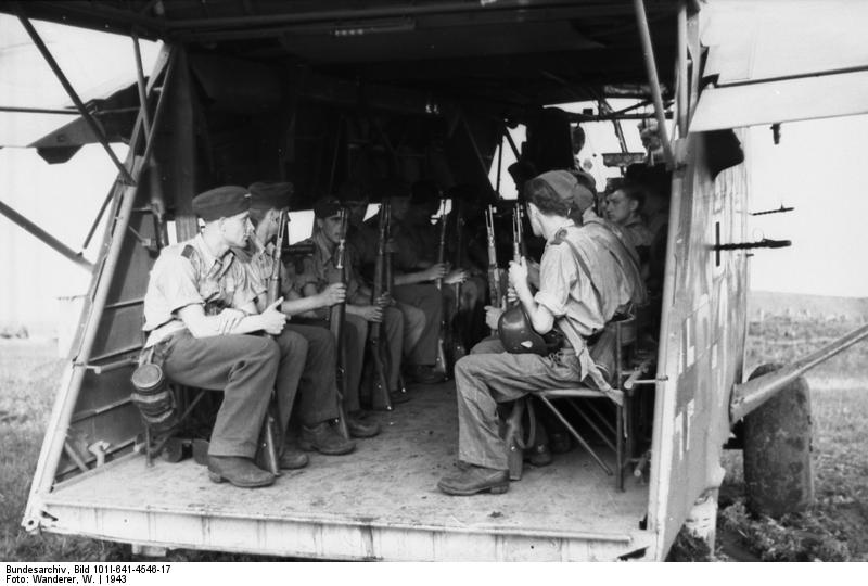 Naam: Foto 357a. Bundesarchiv_Bild_101I-641-4546-17,_Russland 1943,_Transport_von_Soldaten.jpg
Bekeken: 776
Grootte: 57,9 KB