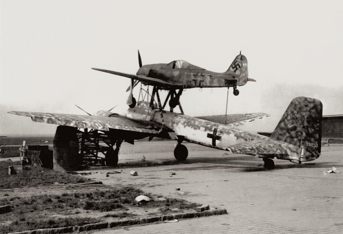 Naam: Foto 358. Mistel Fw 190 en Ju 88, kopie.jpg
Bekeken: 801
Grootte: 98,5 KB