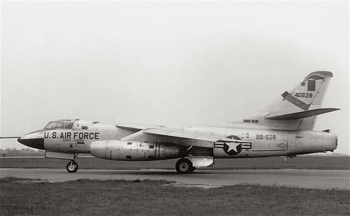 Naam: Foto 396. Douglas RB-66B (40528). USAF, 10 TRW. Alconbury, 1963, kopie.jpg
Bekeken: 544
Grootte: 96,9 KB