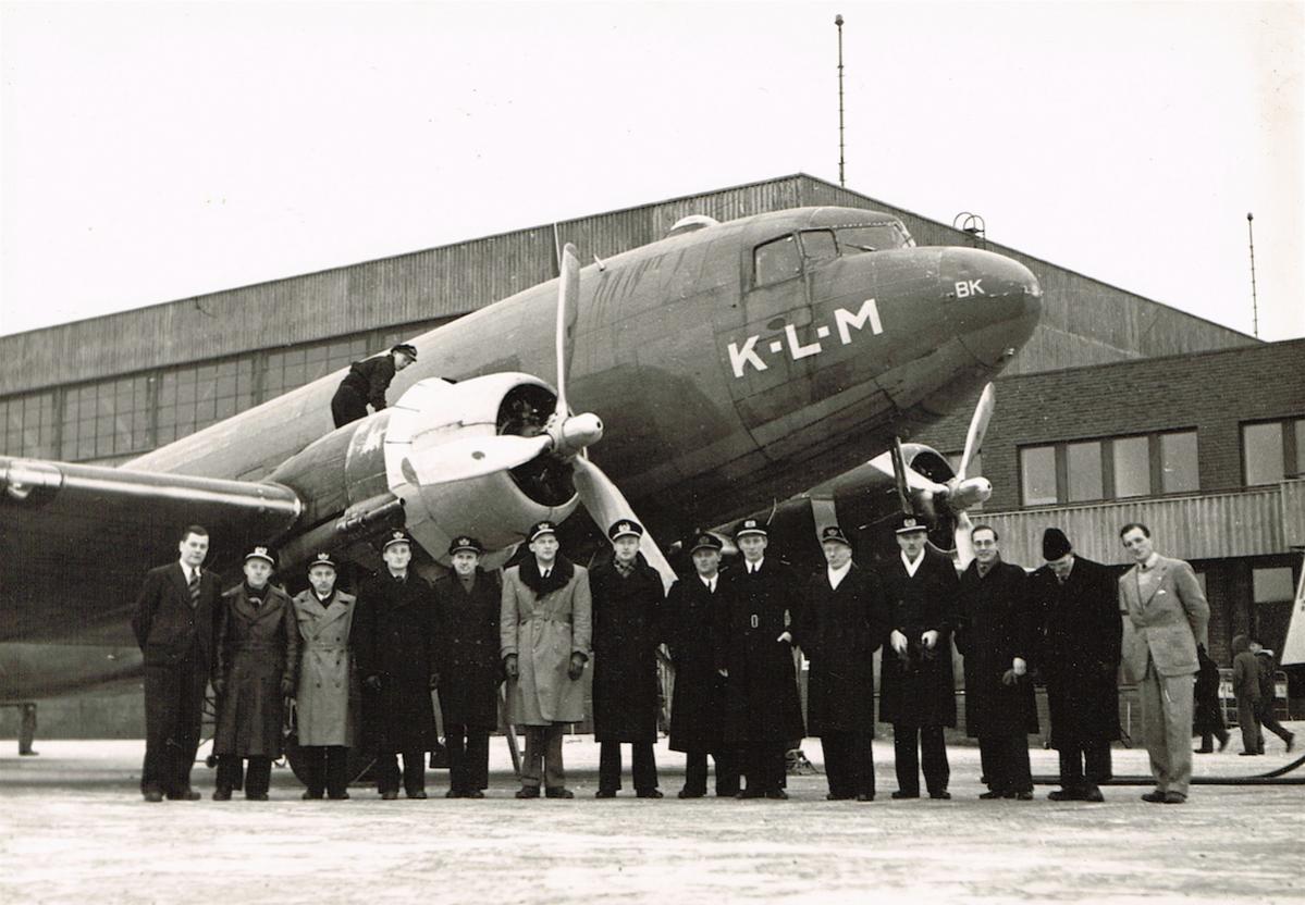 Naam: Foto. 'PH-TBK'. Camo Dak (in dienst 15-1-1946) met KLM'ers er voor, kopie.jpg
Bekeken: 727
Grootte: 117,2 KB