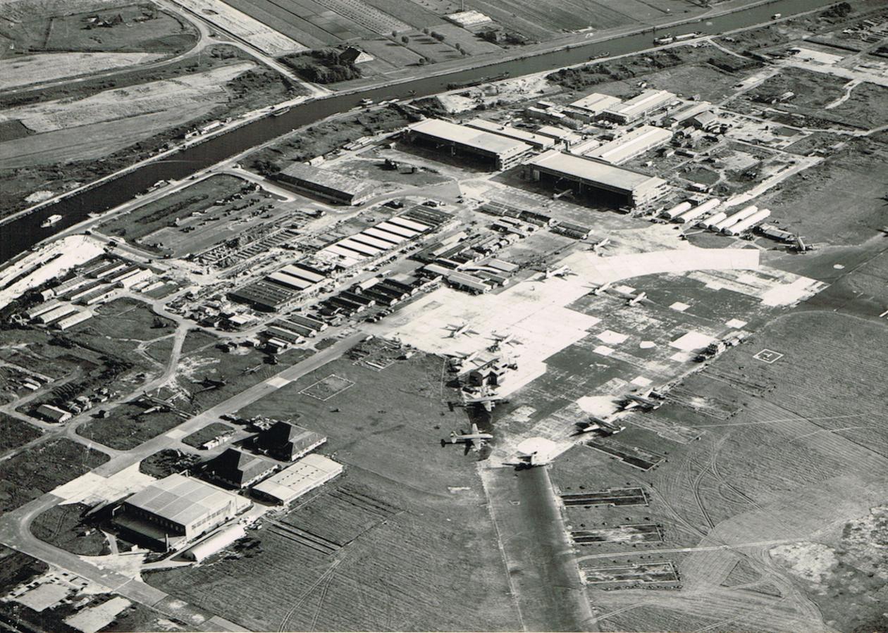 Naam: Afb. 2. Luchtfoto Schiphol augustus 1947 zonder overlay, kopie.jpg
Bekeken: 1287
Grootte: 250,9 KB
