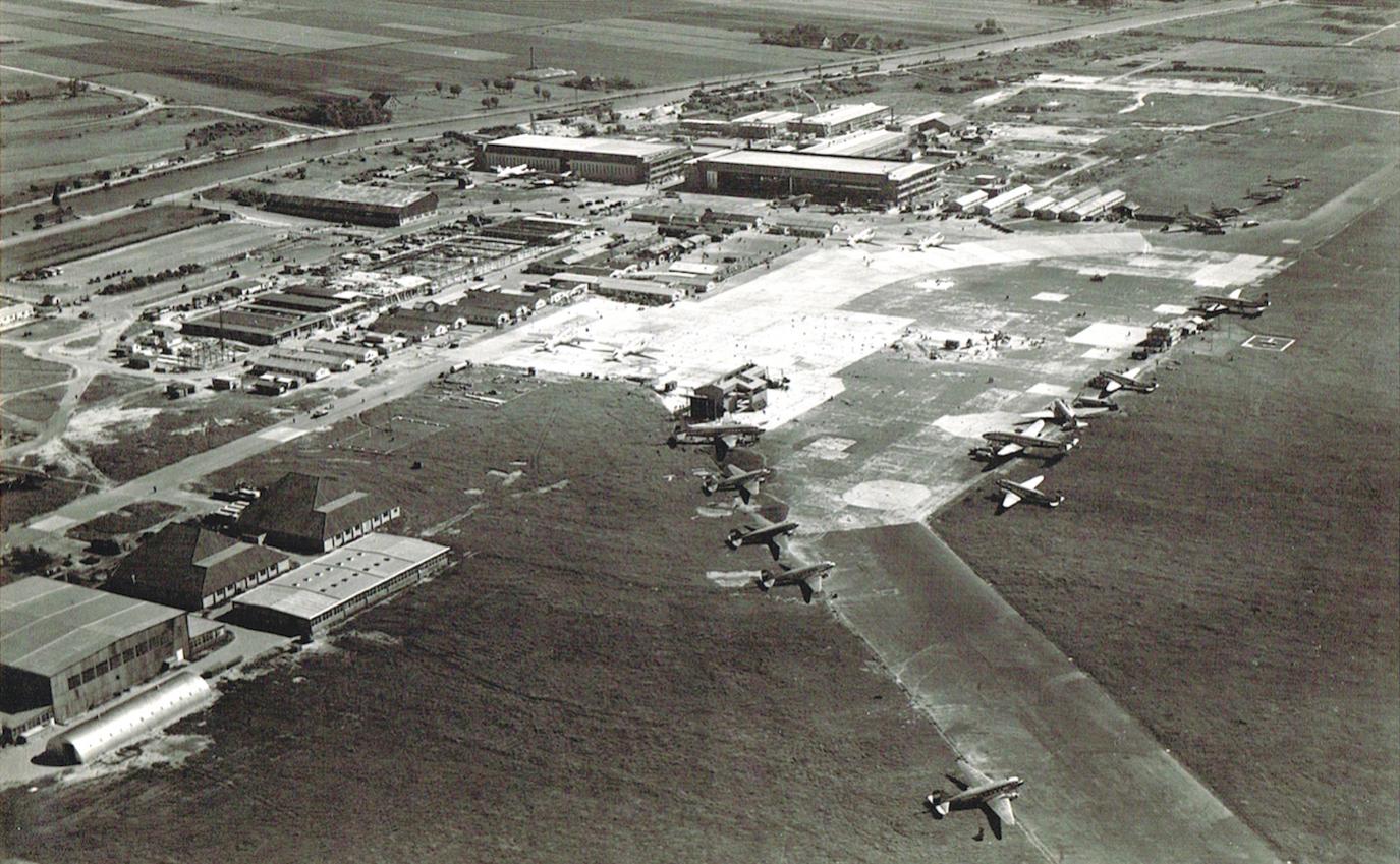 Naam: Afb. 5. Luchtfoto Schiphol 1946-47, neushangar platform nog aanwezig, kopie.jpg
Bekeken: 1090
Grootte: 223,3 KB