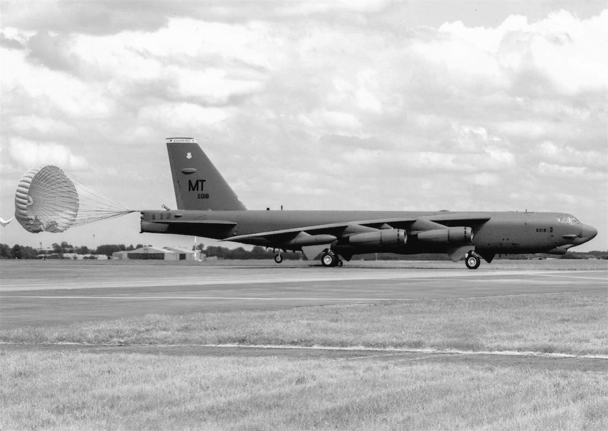 Naam: Foto 404. Boeing B-52 Stratofortress met chute, zw:w, kopie.jpg
Bekeken: 707
Grootte: 107,6 KB
