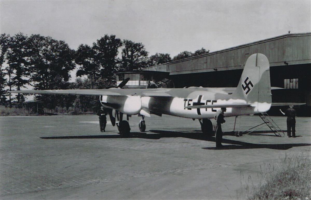 Naam: Foto 368. 'TE+FE'. Focke Wulf Ta 154 V1 Moskito, kopie.jpg
Bekeken: 846
Grootte: 110,7 KB