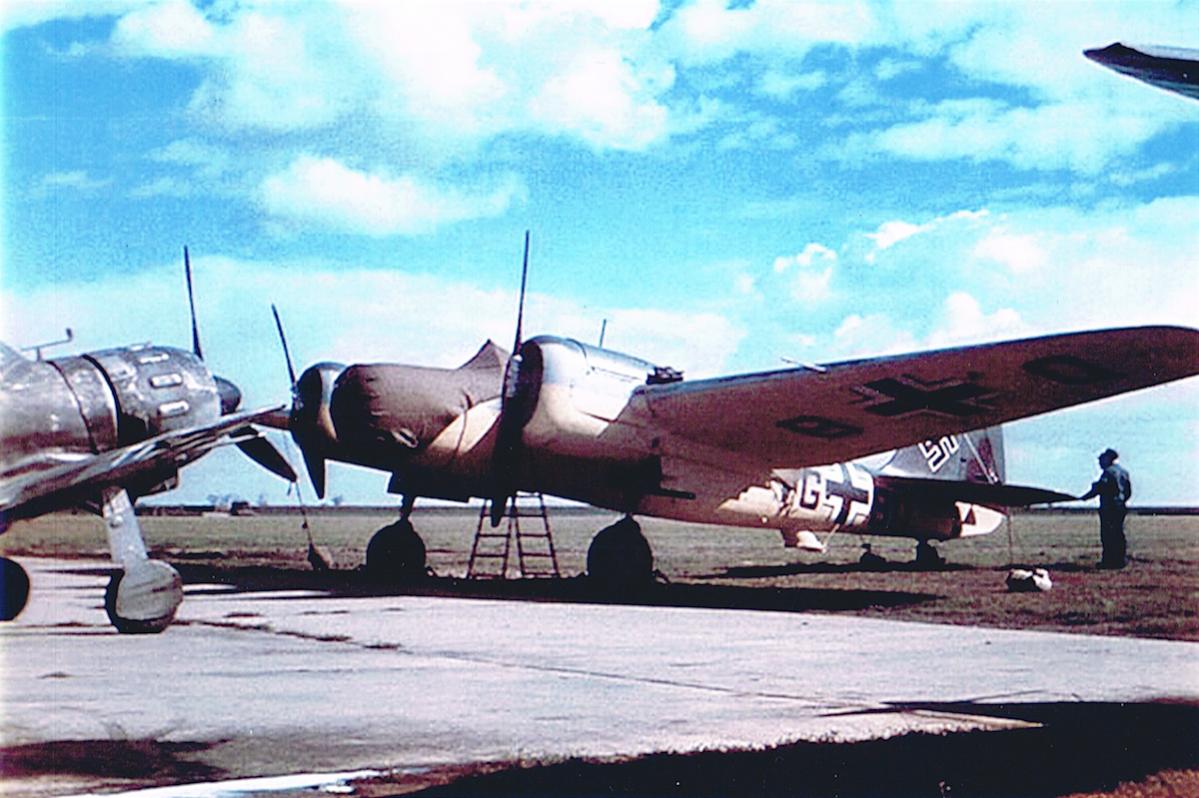 Naam: Foto 372. 'VG+BQ'. Avia B.71. Werknr.B-71.127. Luftdienstkommando 2:12, kopie.jpg
Bekeken: 960
Grootte: 123,4 KB