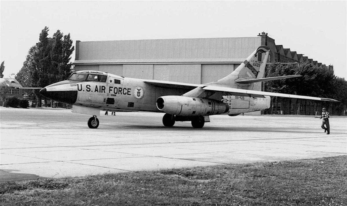 Naam: Foto 411. Douglas RB-66B Destroyer (4426). USAF, 10 TRW. (1961), kopie.jpg
Bekeken: 308
Grootte: 119,5 KB