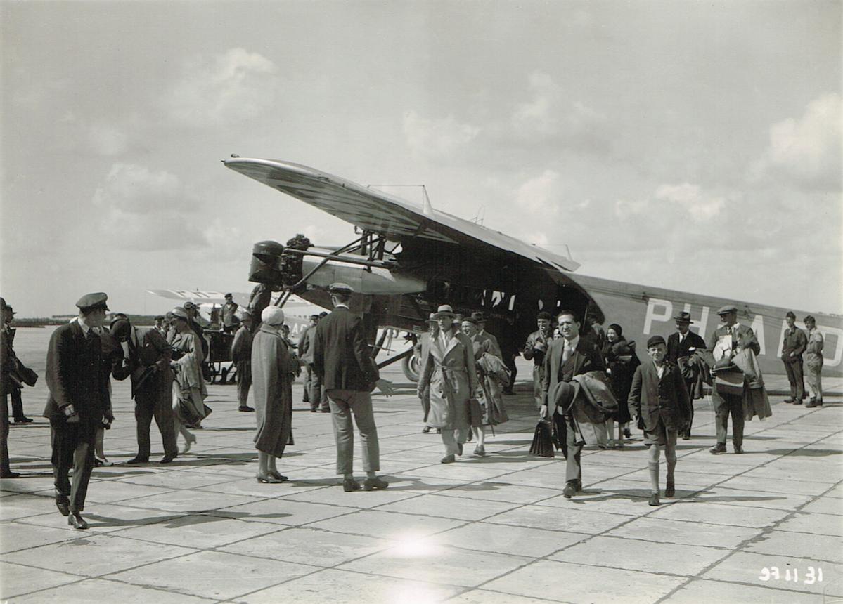 Naam: Foto 161. 'PH-AED' Fokker F.VIII op Schiphol. Passagiers op platform, kopie.jpg
Bekeken: 1158
Grootte: 117,7 KB