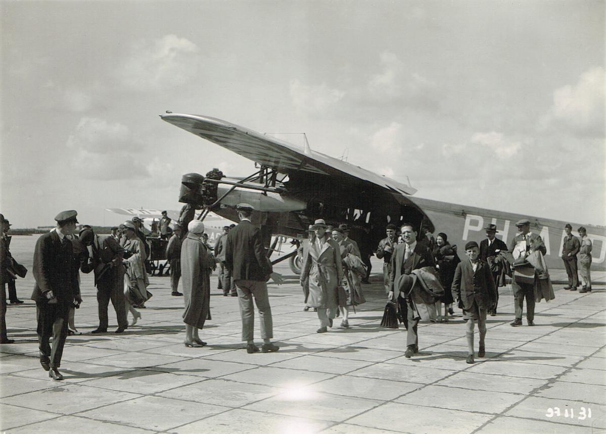 Naam: Foto 161. 'PH-AED' Fokker F.VIII op Schiphol. Passagiers op platform, kopie.jpg
Bekeken: 1360
Grootte: 117,7 KB