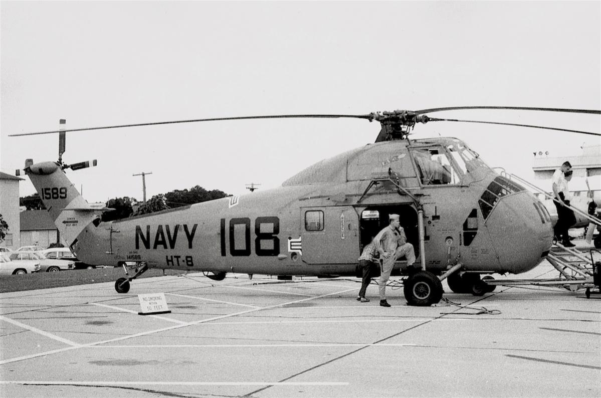 Naam: Foto 425. Sikorsky UH-34G Choctaw. (141589 : HT-8 : 108). Keesler AFB, Miss., mei 66 kopie.jpg
Bekeken: 608
Grootte: 113,8 KB