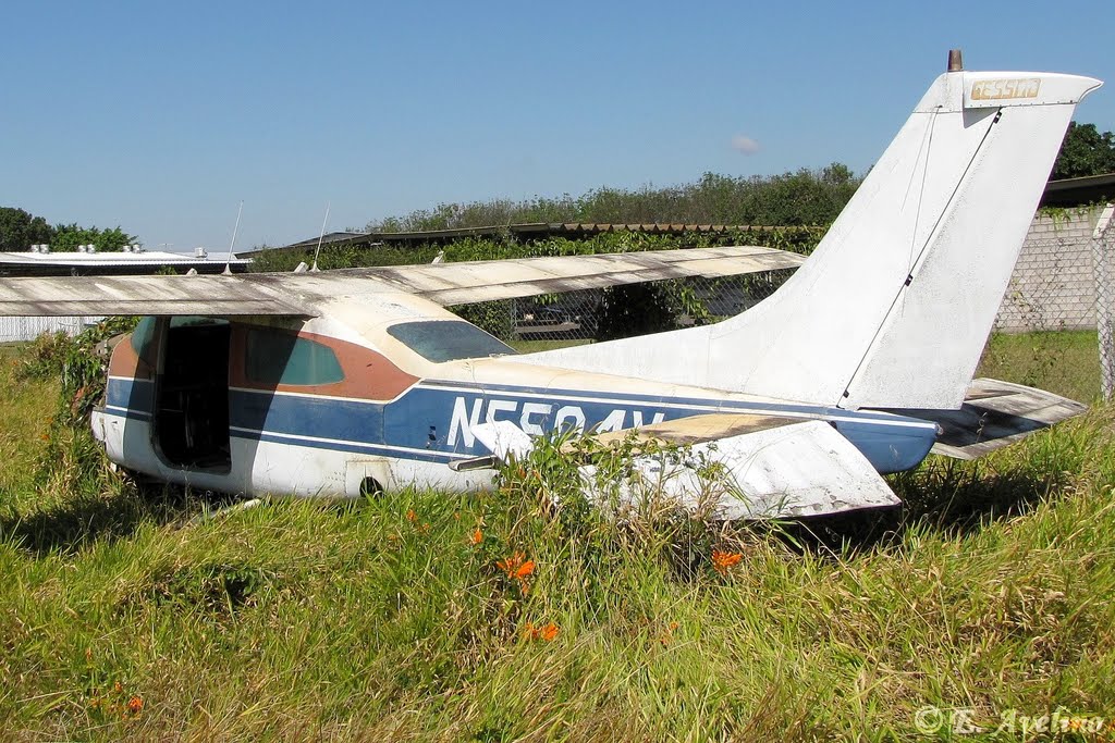 Naam: Cessna Ce 210 - Aero Club , Campinas..jpg
Bekeken: 382
Grootte: 194,3 KB