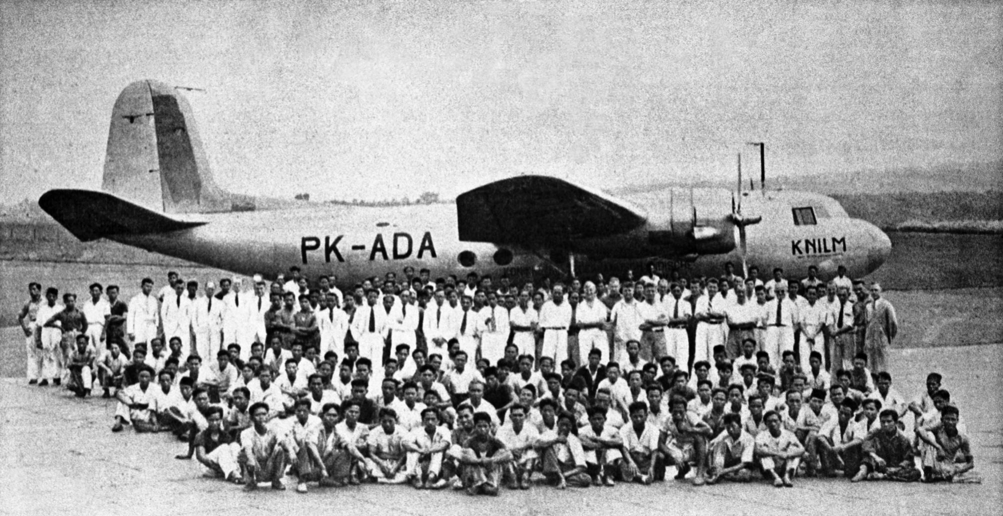 Naam: PK-ADA KNILM big group of people in front of aircraft.jpg
Bekeken: 290
Grootte: 352,2 KB