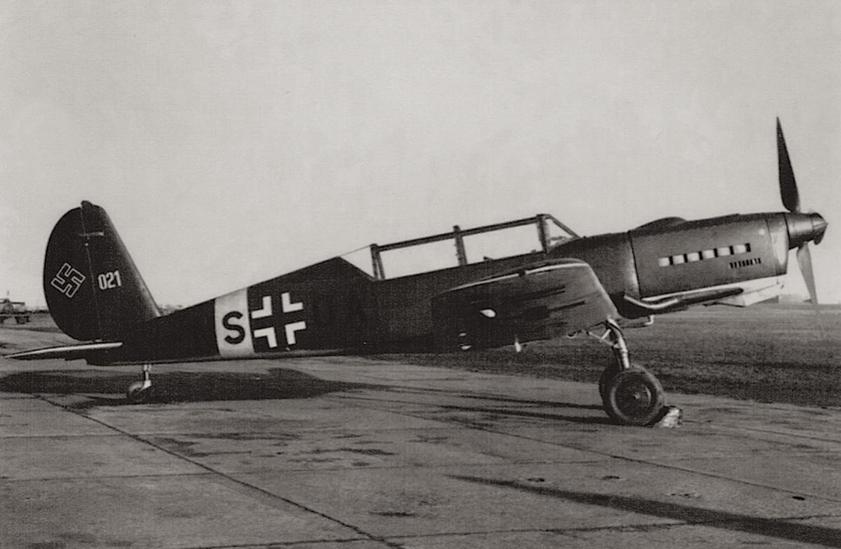 Naam: Foto 388. NS+OA. Arado Ar 396 A-1 (Wnr. 21:460021) vers van de Tsjechische fabriek kopie.jpg
Bekeken: 946
Grootte: 97,7 KB
