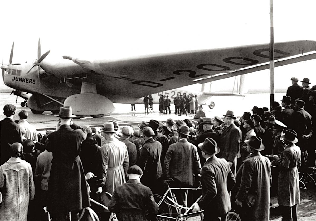 Naam: Foto 342. D-2000. Junkers G.38 op Berlin Tempelhof, 1929 kopie.jpg
Bekeken: 951
Grootte: 137,1 KB