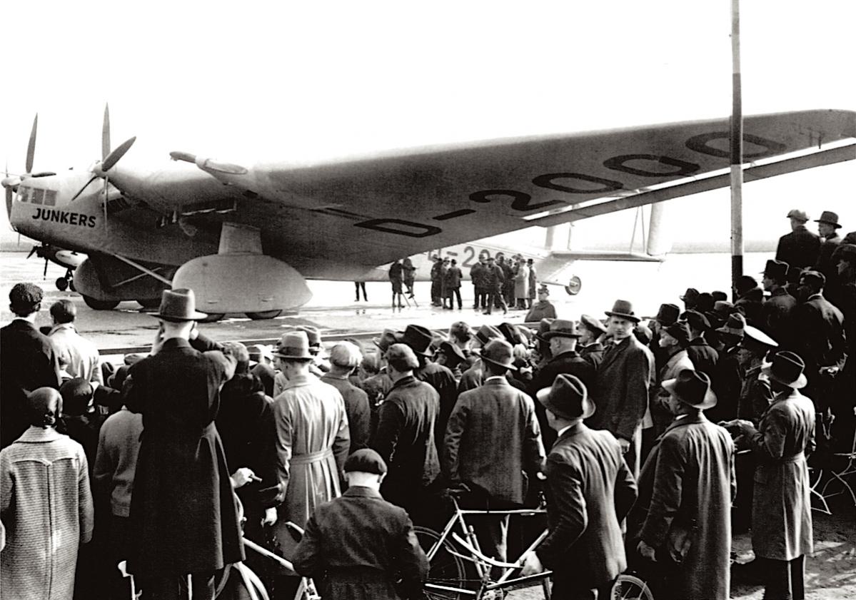 Naam: Foto 342. D-2000. Junkers G.38 op Berlin Tempelhof, 1929 kopie.jpg
Bekeken: 832
Grootte: 137,1 KB