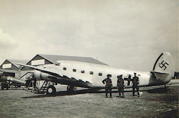 Naam: Foto 389. 1940 Beuteflugzeug Lockheed L-18 : Franse regi F-ARTJ dan Stammkenzeichen DE+KL, daarn.jpg
Bekeken: 1167
Grootte: 357,4 KB