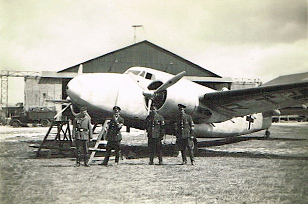 Naam: Foto 390. 1940 Beuteflugzeug Lockheed L-18 : Franse regi F-ARTJ dan Stammkenzeichen DE+KL, daarn.jpg
Bekeken: 991
Grootte: 405,0 KB