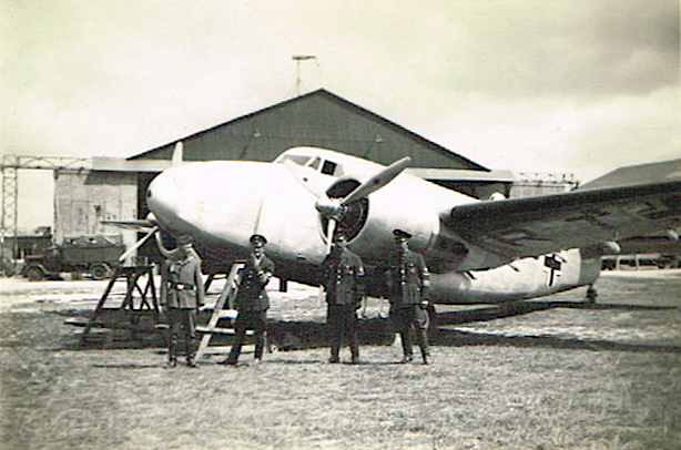 Naam: Foto 390. 1940 Beuteflugzeug Lockheed L-18 : Franse regi F-ARTJ dan Stammkenzeichen DE+KL, daarn.jpg
Bekeken: 1247
Grootte: 405,0 KB