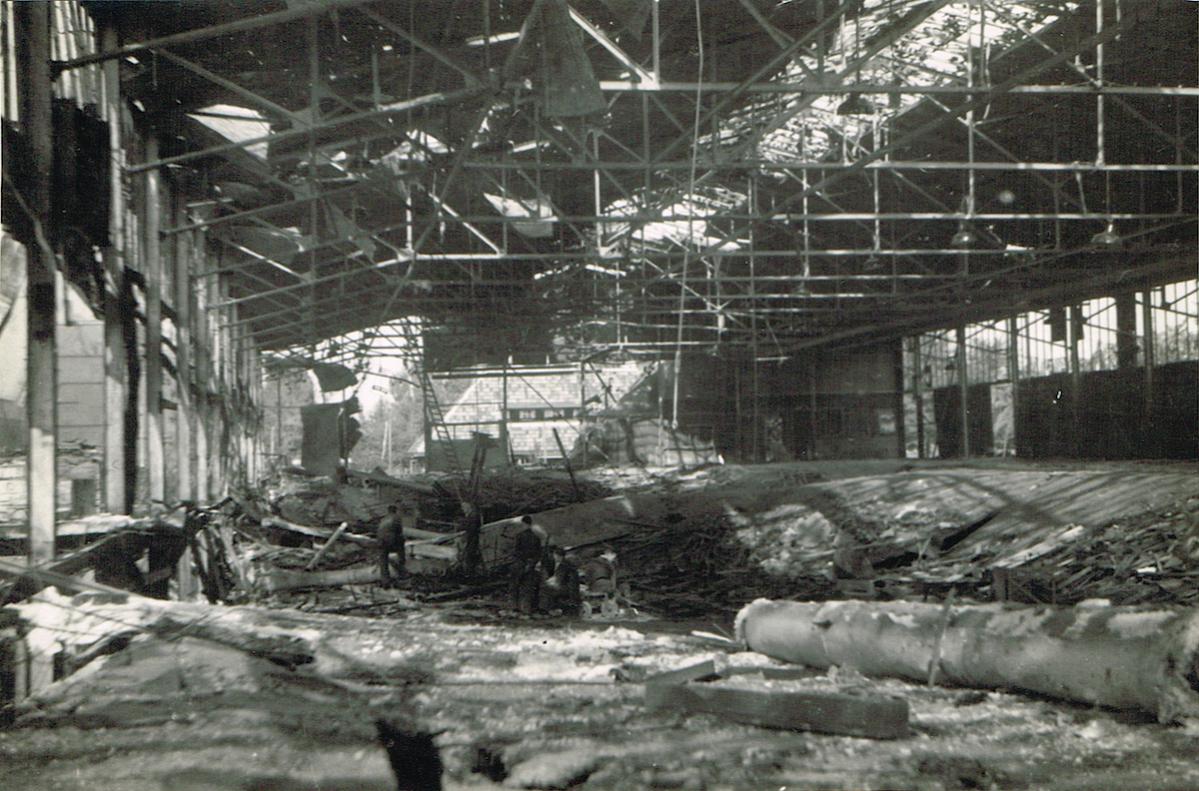 Naam: Foto 3. Fokker fabriek na bombardement, kopie.jpg
Bekeken: 2730
Grootte: 160,7 KB