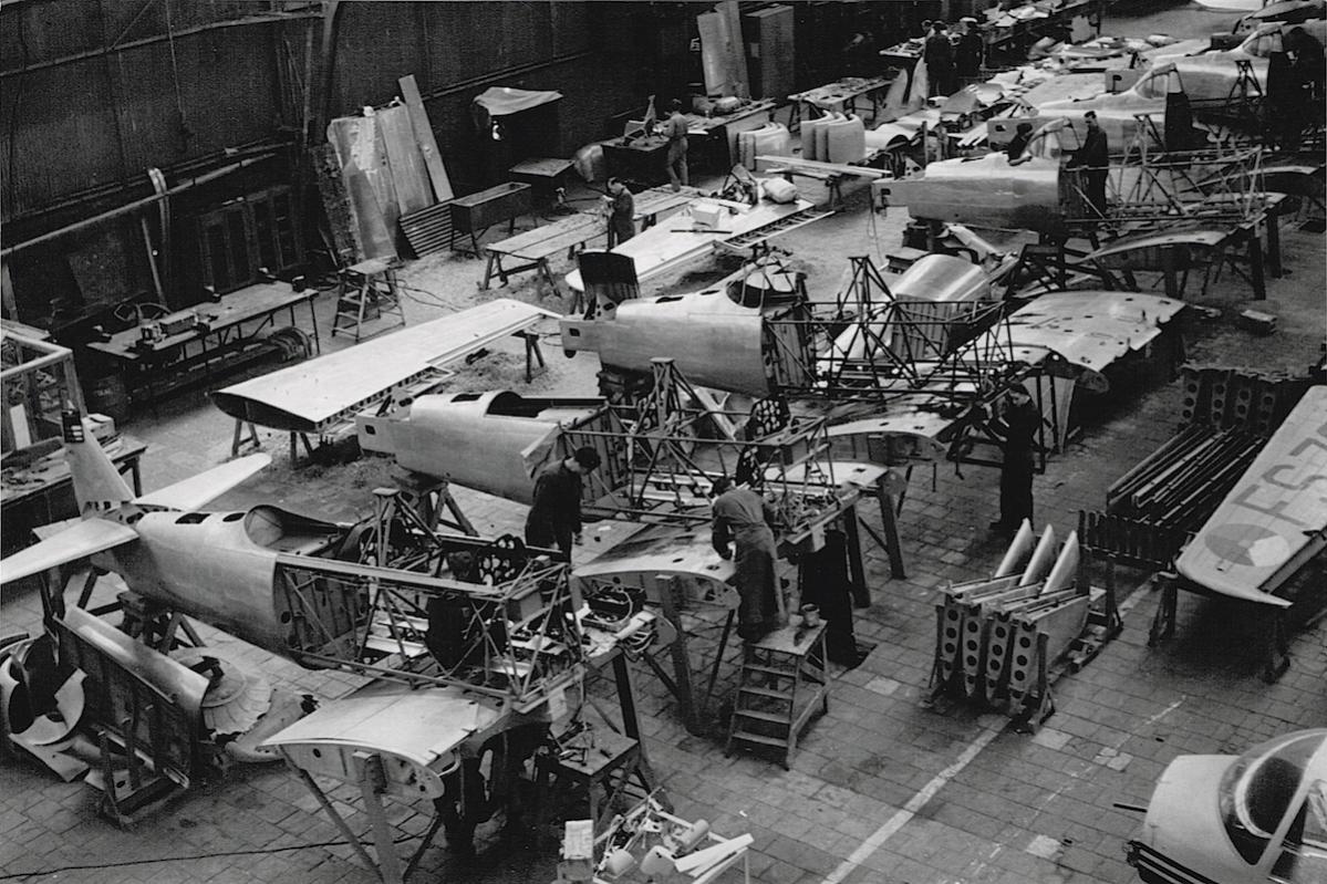 Naam: Foto 5. Fokker fabriek, werk aan Harvards, kopie.jpg
Bekeken: 1453
Grootte: 185,7 KB
