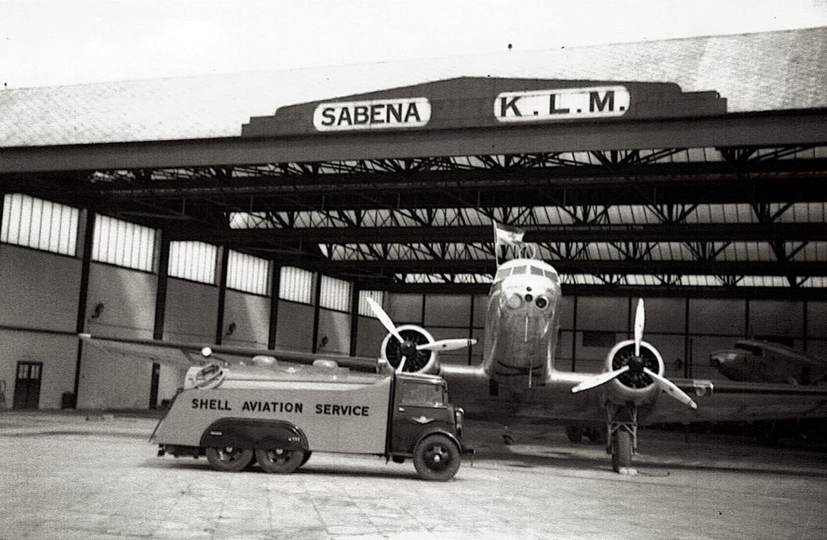 Naam: Foto 168. KLM DC-2 in samen met Sabena gedeelde hangar en tankwagen, kopie.jpg
Bekeken: 1247
Grootte: 146,4 KB