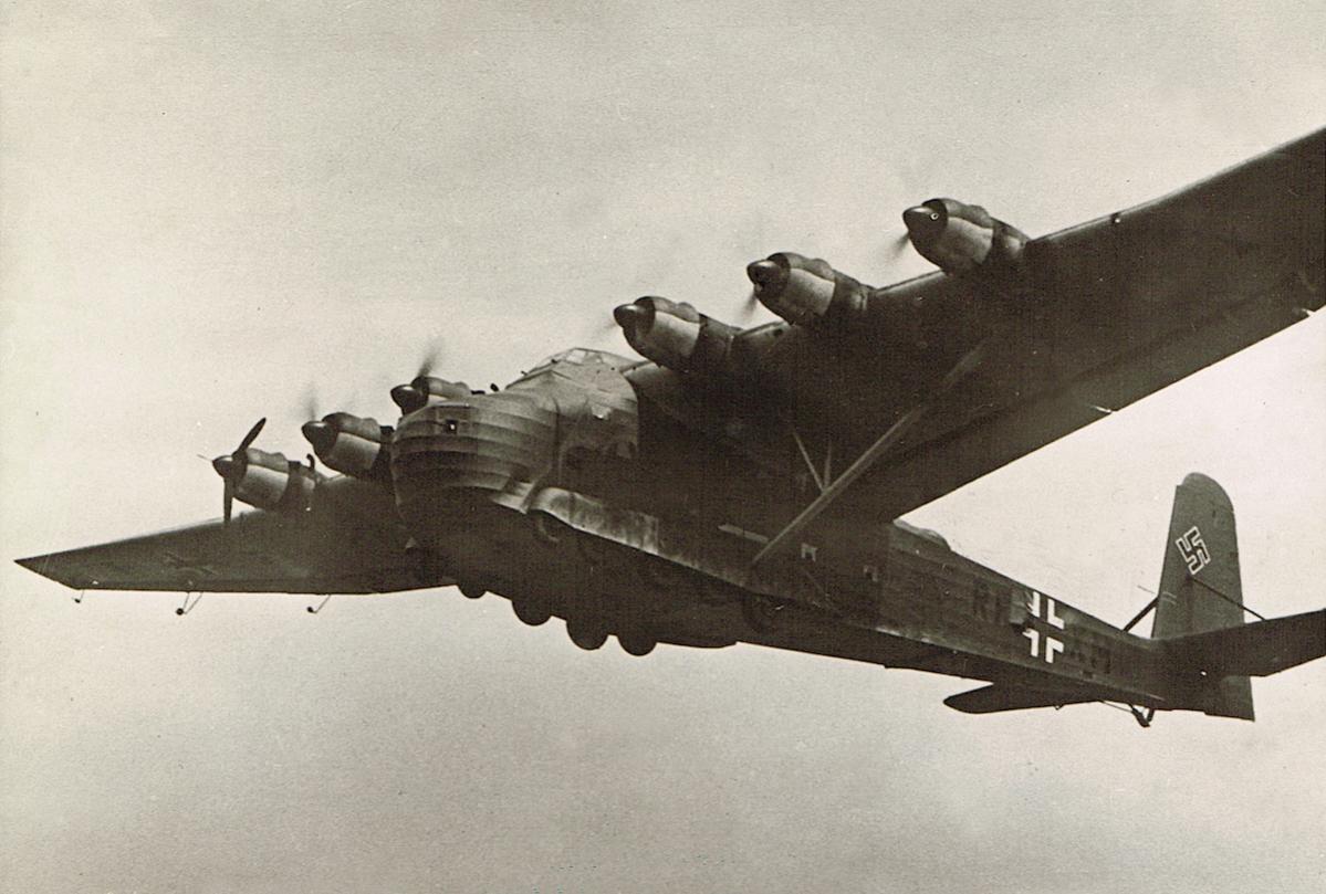 Naam: Foto 397. Me 323 D-6 Gigant (RF+XM, WNr. 1139). Persfoto, 1943, vz kopie.jpg
Bekeken: 821
Grootte: 111,9 KB