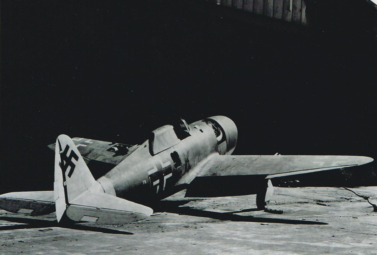 Naam: Foto 399. Captured by the allies, P-47D Thunderbolt (serial 42-75971, T9+LK) of the Zirkus Rosar.jpg
Bekeken: 699
Grootte: 78,1 KB