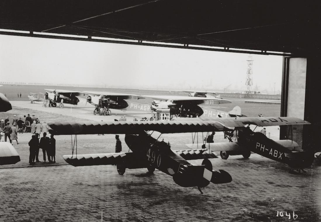 Naam: Foto 170. Fokker C.I '490' en Fokker C.II 'PH-ABX' (H-NABX) in hangar te Waalhaven kopie.jpg
Bekeken: 1238
Grootte: 96,4 KB
